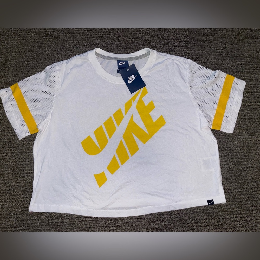 NWT-NIKE Crop top